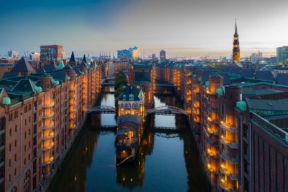 Hamburg Speicherstadt am Abend mit Blick auf das Wasserschloss