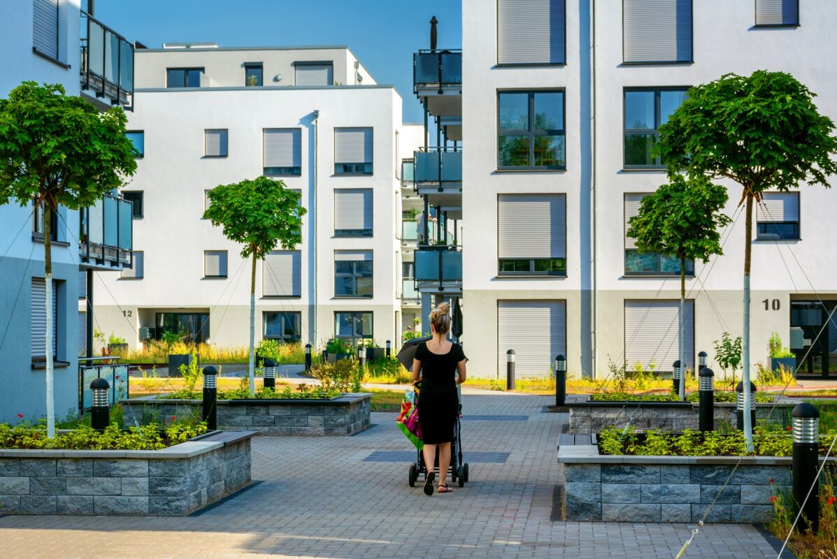Moderne Wohnanlage Appartementgebäude mit Begrünung im Sommer - Modern apartment building with greenery in summer