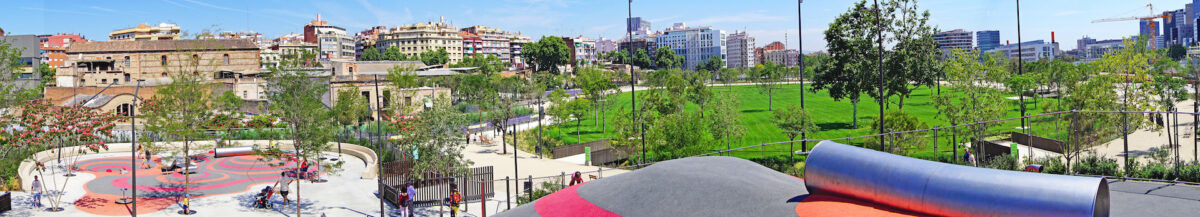 Parque infantil y jardines en la plaza de Les Glories de Barcelona, Catalunya, España, Europa