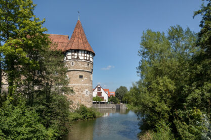Balingen, Deutschland - Sehenswürdigkeit Wasserturm am Fluss Eyach, alter runder Wehrturm aus Stein und Fachwerk