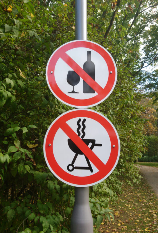Picknick und Grillen im Park verboten Schild im Park