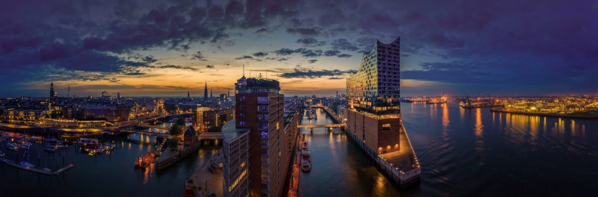 Hamburg Skyline im Sonnenaufgang mit Blick auf die Elbphilarmoni