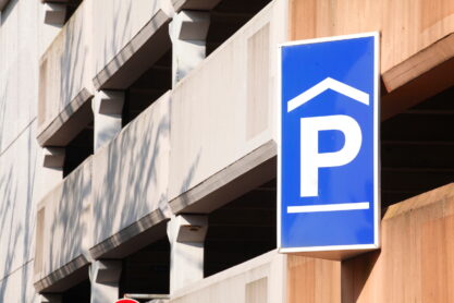 Parketage mit Verkehrsschild Parkhaus