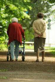 Rentner beim spazieren