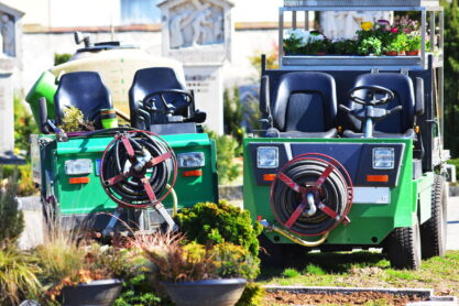 Multifunktions-Hilfsfahrzeuge für Transport und gärtnerische Arbeiten auf dem Friedhof oder im Park