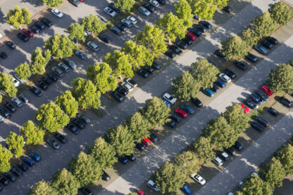 moderner Pkw-Parkplatz, Luftaufnahme