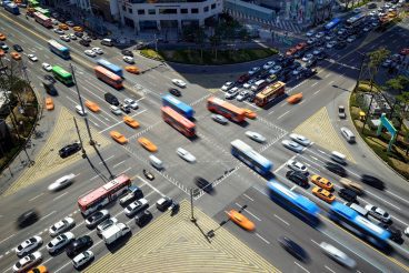 Belebte Straßenkreuzung in Korea