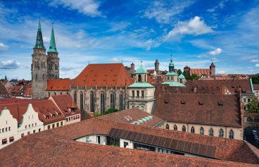 Blick über Altstadt und Rathaus auf die Nürnberger Burg