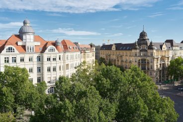 Teure Immobilien in Form von historischen herrschaftlichen Wohnhäusern und Geschäftshäusern der Gründerzeit am Kurfürstendamm in Berlin