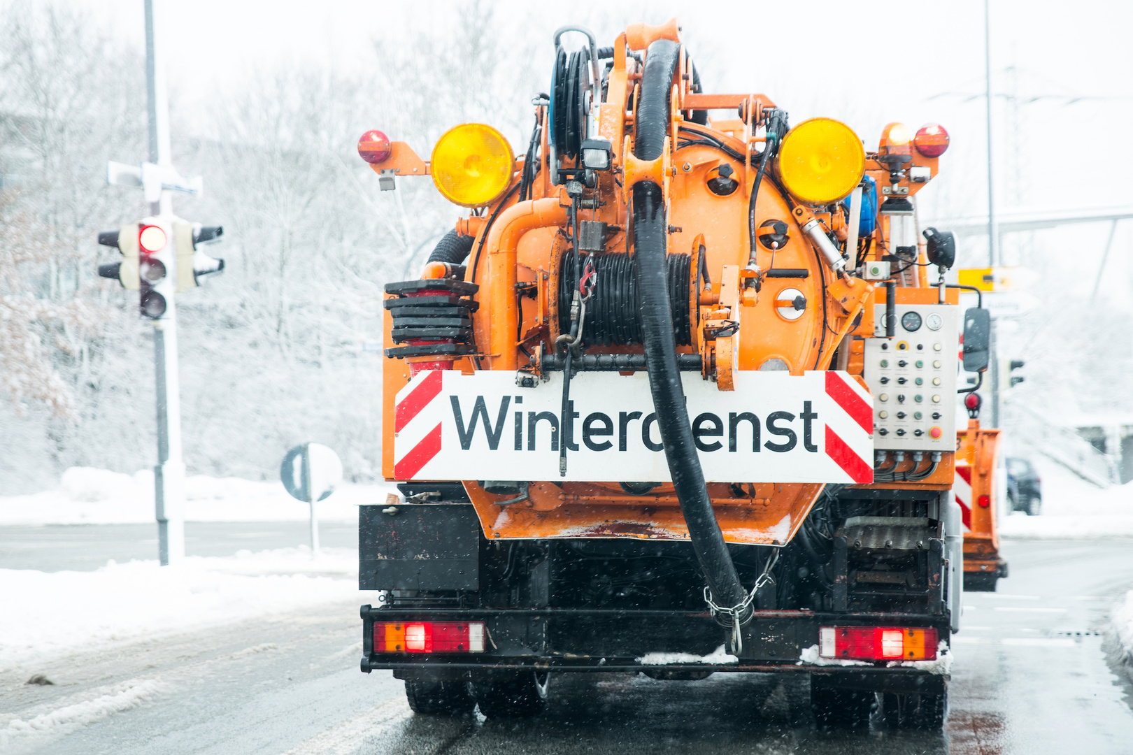 Schneeräumfahrzeuge arbeiten in der stadt, nachdem schneefalltraktoren  bulldozer und schneefräsen die straße reinigen