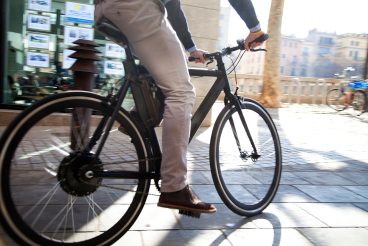 Joven en bicicleta electrica