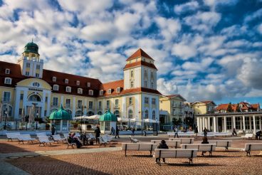 binz, deutschland - 12.10.2020 - platz mit sitzbänken am kurhaus