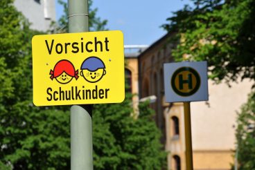 Schulkinder, Schild, Vorsicht, Spielende Kinder, Spiel, Kind, Kinder, Warnung, Gefahr, Unfall, Verkehr, Straßenverkehr, Spielstraße, Schüler, Schule, Schulweg, Jungen, Mädchen, Kindergarten, Sicherheit, Vorschule, Kita, Kindertagespflege, Kinderkrippe, Krippe, Berlin, Mai 2016, Bild Nr.: N53254