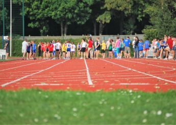 Junge Sportler im Stadion