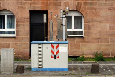 Air quality measuring station for monitoring pollution levels on roads