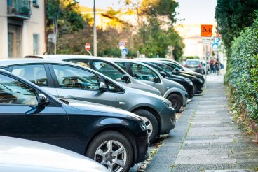 Posteggio auto, parcheggio, automobili parcheggiate