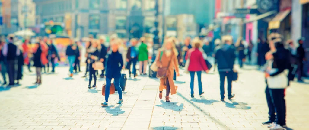 Menschen auf einem Marktplatz