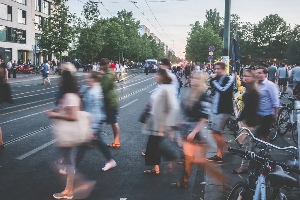 Menschen bei einer Strasse