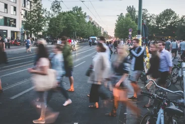 Menschen bei einer Strasse